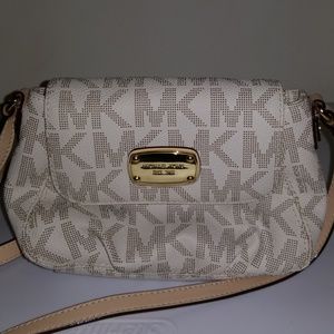 !!! michael Kors vanilla signature print crossbody